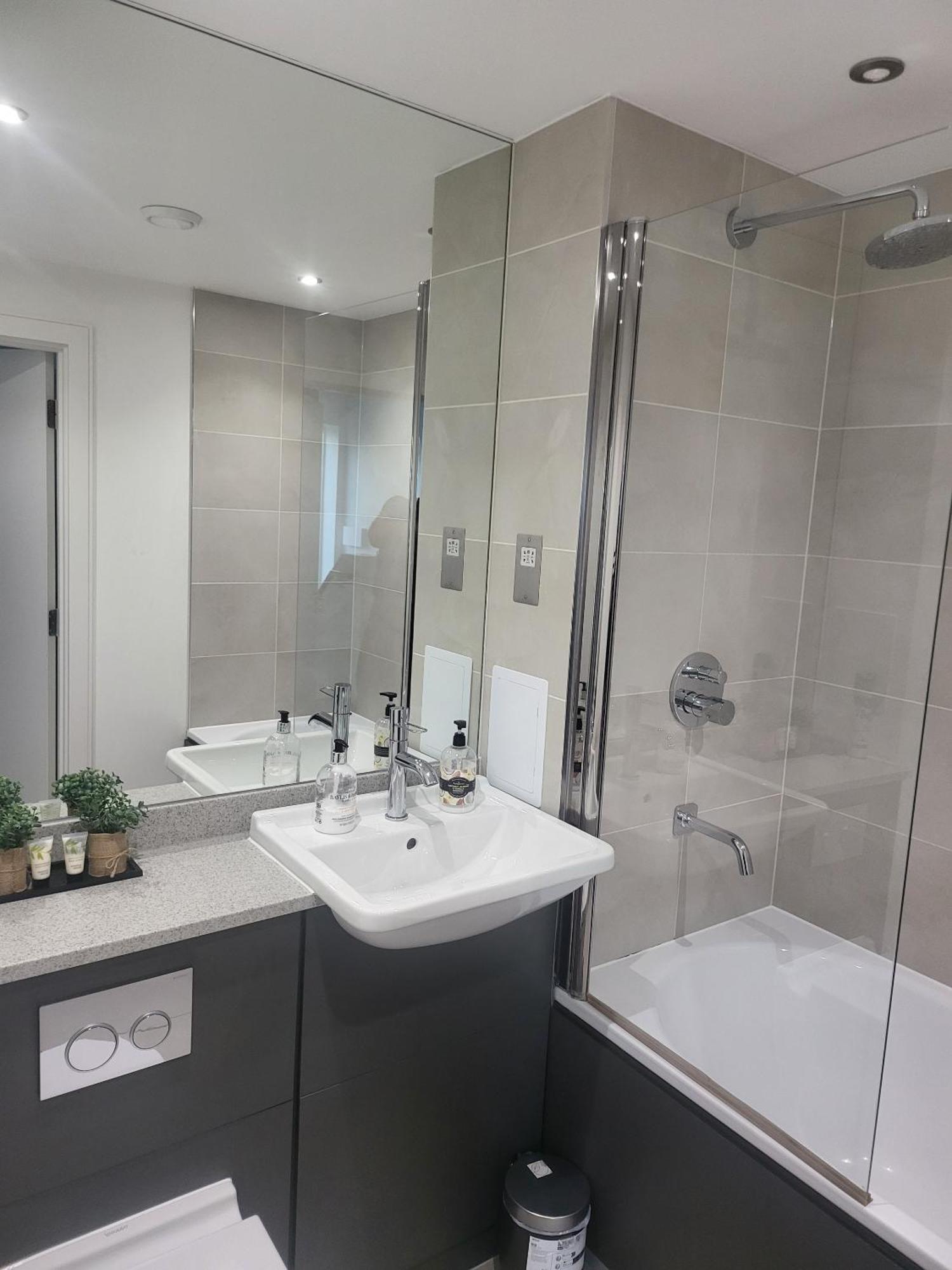 Kayz Lodge- Luxury Ensuite-Private & Shared Accommodation In A New House At The Olympic Village Overlooking Stratford Westfield And Tube Station London Værelse billede