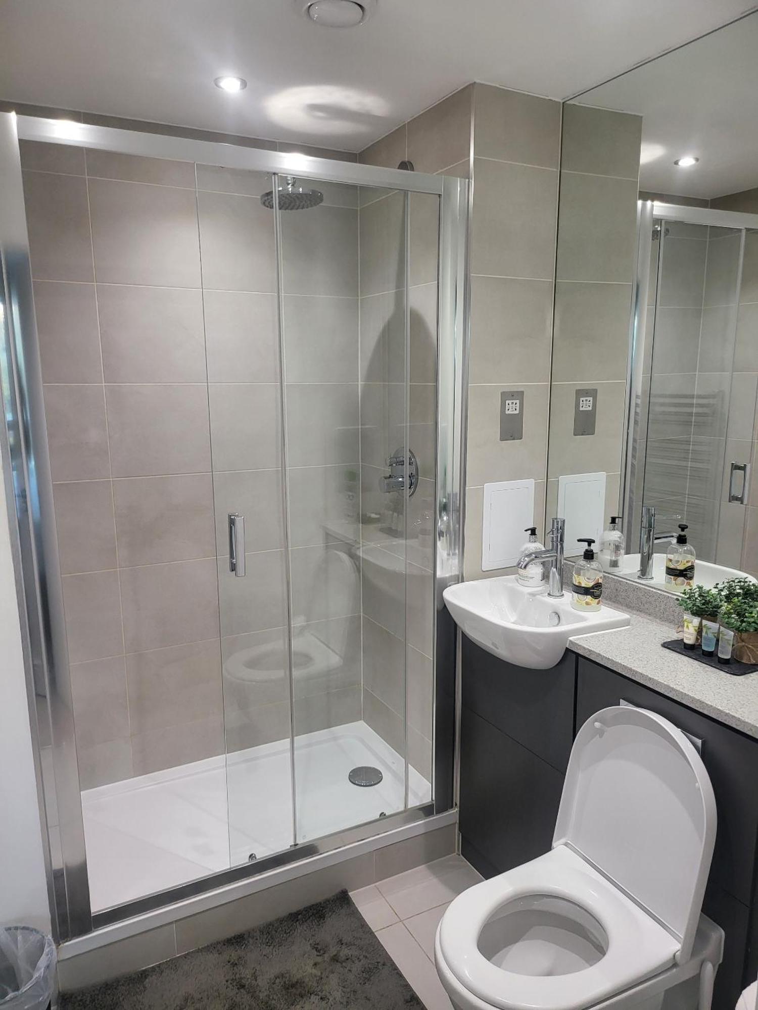 Kayz Lodge- Luxury Ensuite-Private & Shared Accommodation In A New House At The Olympic Village Overlooking Stratford Westfield And Tube Station London Værelse billede