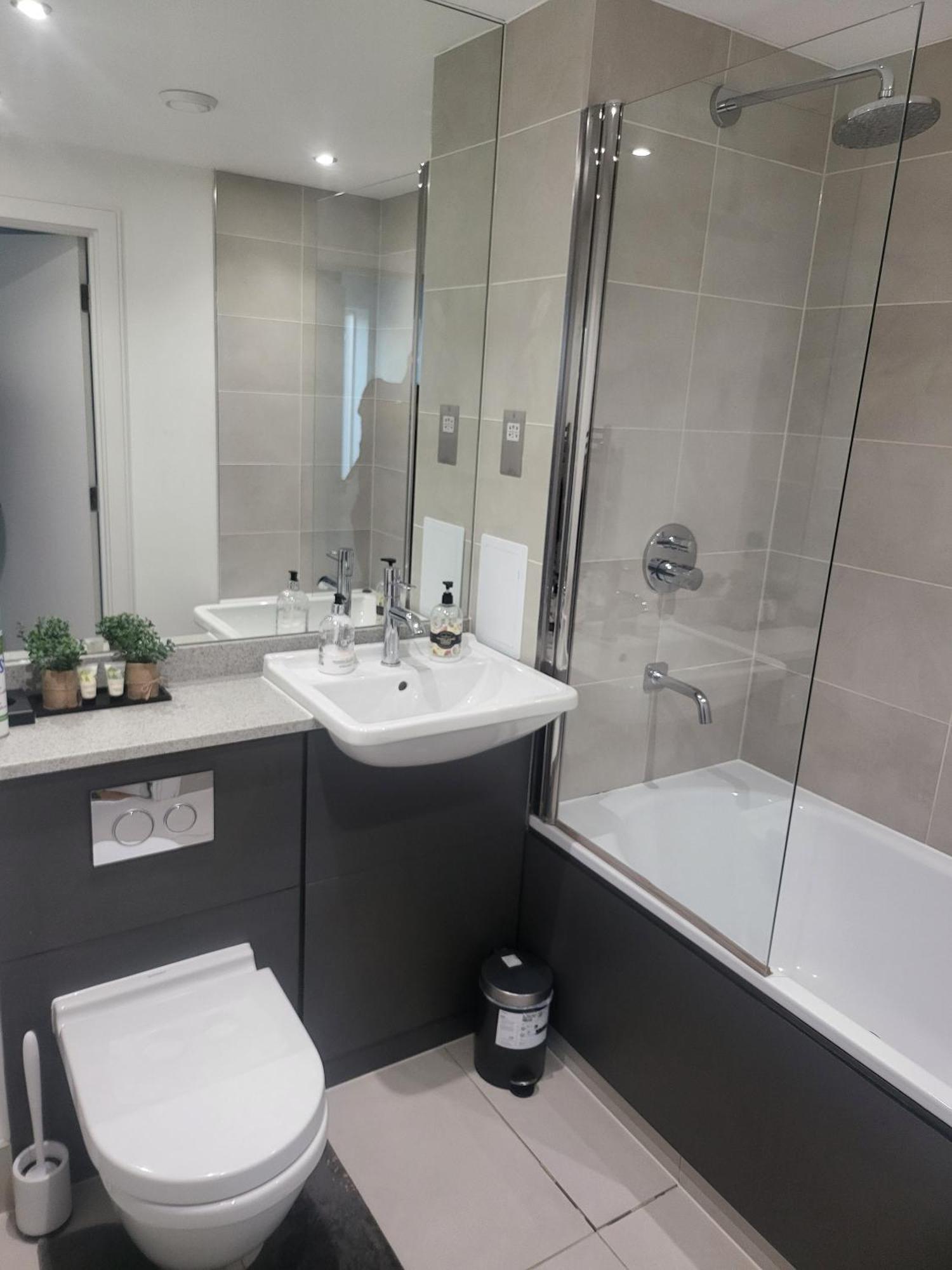 Kayz Lodge- Luxury Ensuite-Private & Shared Accommodation In A New House At The Olympic Village Overlooking Stratford Westfield And Tube Station London Værelse billede